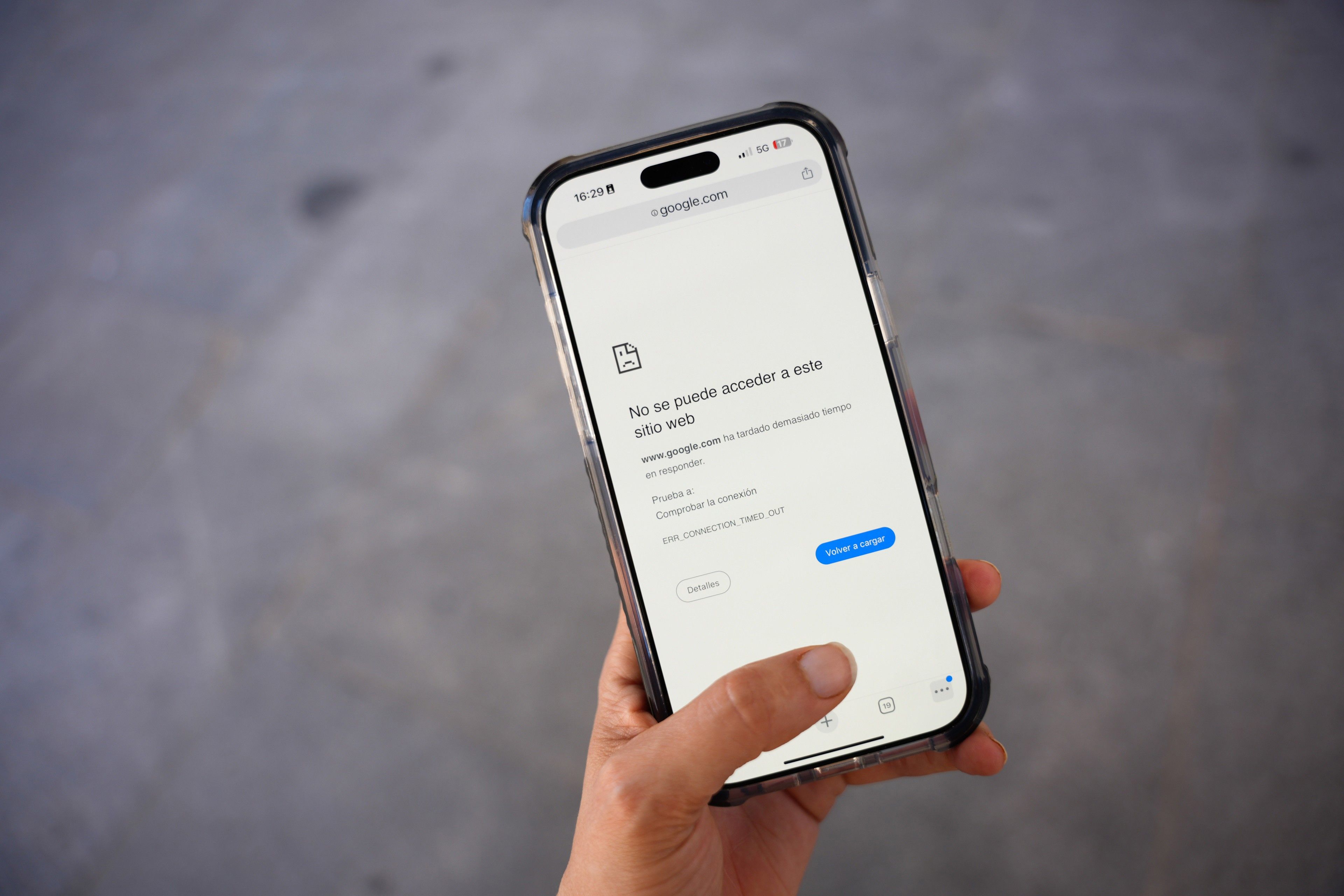 Un teléfono móvil sin señal durante la mesa minorista eléctrica. El 29 de abril de 2025, en Sevilla (Andalucía, España). Un apagón eléctrico ha devastado España, Portugal y parte de Francia a las 12.30 p.m. No soy sin conocer las causas de concreto del apagón, el suministro de electricidad se está recuperando gradualmente en todas las regiones de la Península Ibérica.
