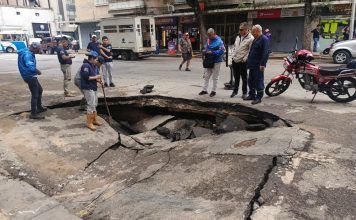 Hundirse en Francisco Solano Avenue causa un cierre parcial en el camino Hundirse en Francisco Solano Avenue causa un cierre parcial en el camino