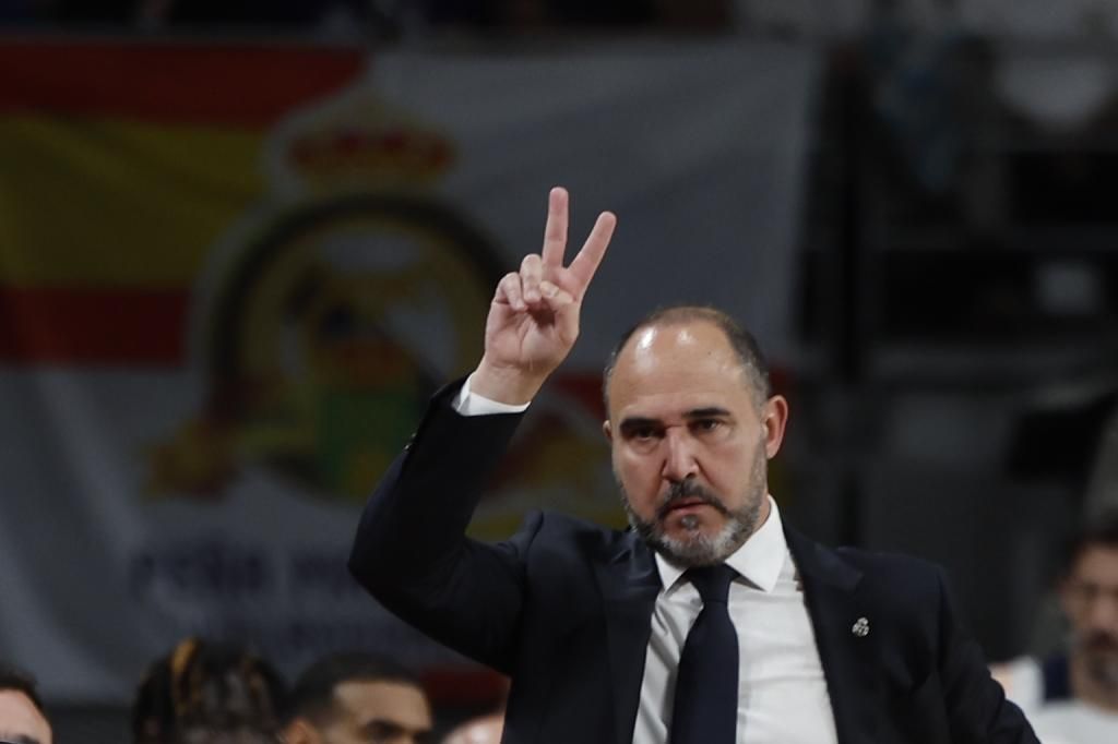 El entrenador de Madrid, Chus Mateo, celebra una canasta en el Movistar Arena.