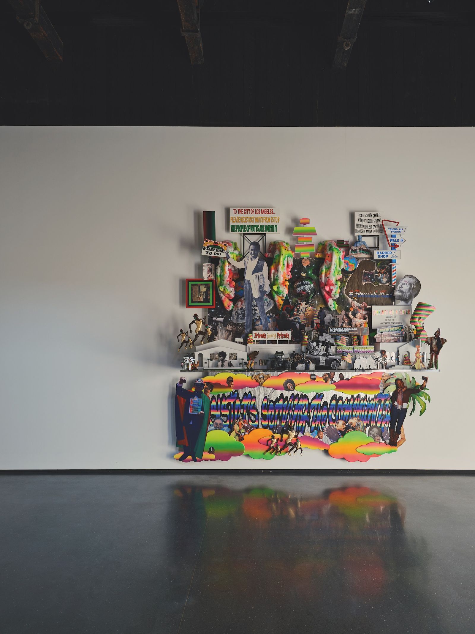 Sala de museos con trabajos de arte contemporáneos y coloridos