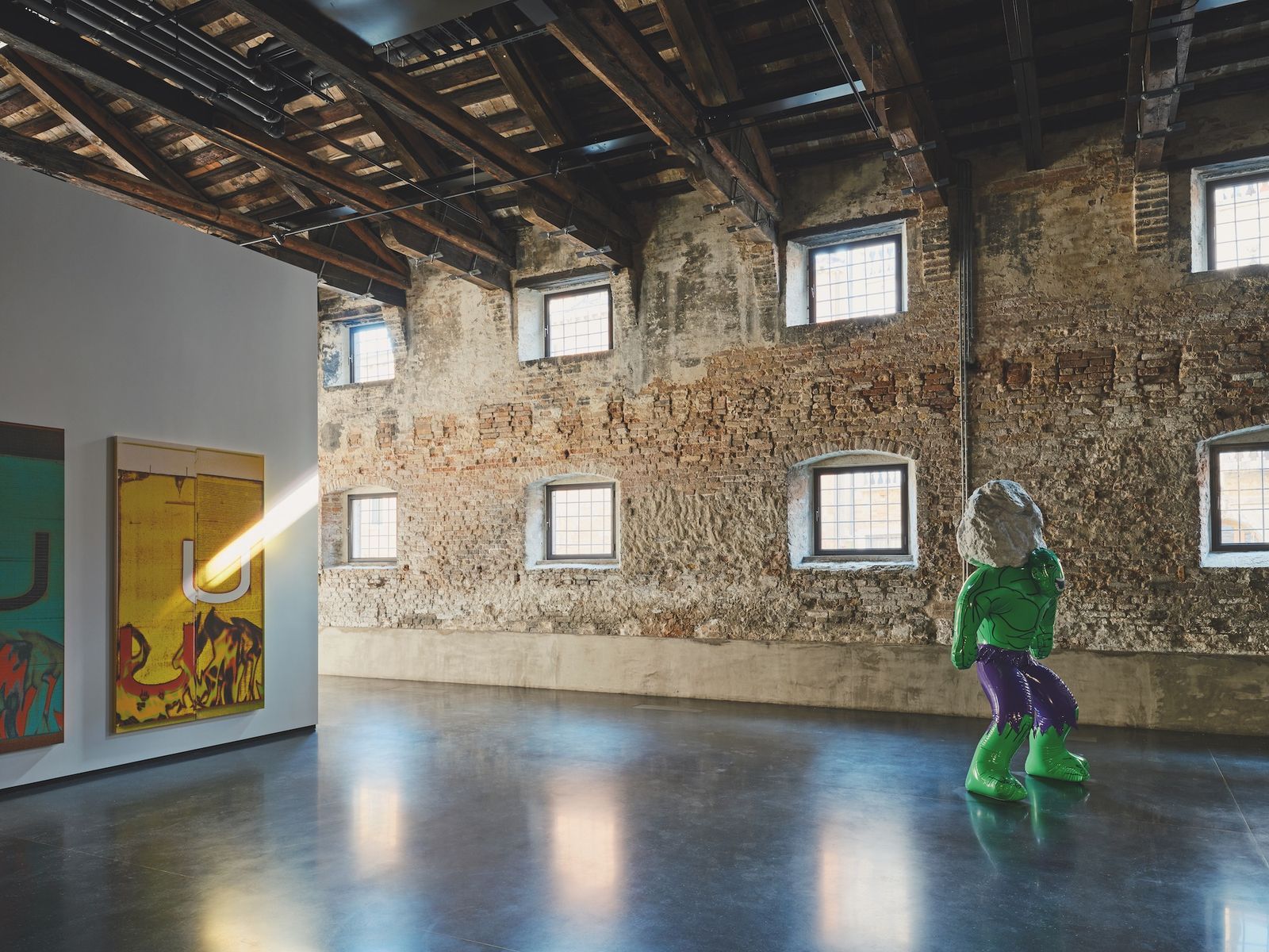 Sala de exhibición con pared de ladrillo y vistas a las vistas