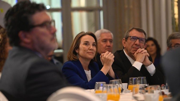 El Secretario General del PP, Cuca Gamarra, junto con José Luis Resist y el Director de ABC, Julián Quós