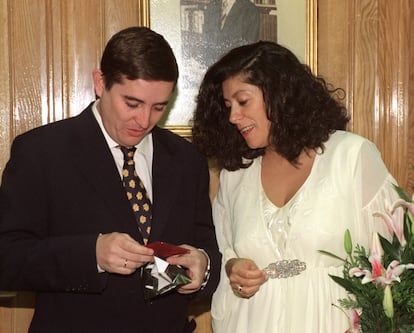 Luis García Montero y la novelista Almudena Grandes durante su matrimonio civil, celebrado en el Ayuntamiento de la ciudad de Granadina de Santa Fe en 1996.