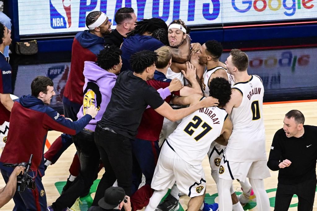 Aaron Gordon es felicitado por sus compañeros de equipo después de anotar el triple del triunfo.