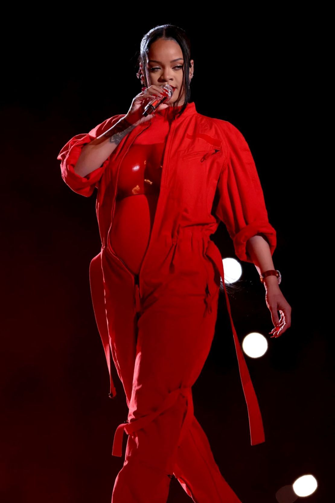Rihanna reveló su segundo embarazo durante el espectáculo de la parte del Super Bowl LVII.