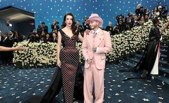 J Balvin acompañado por su