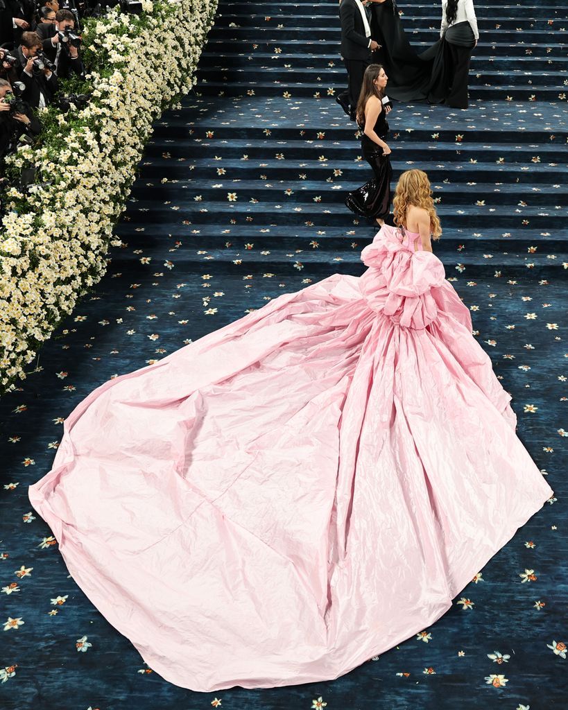 Shakira llevaba una silueta con una cola larga en Met Gala 2025.