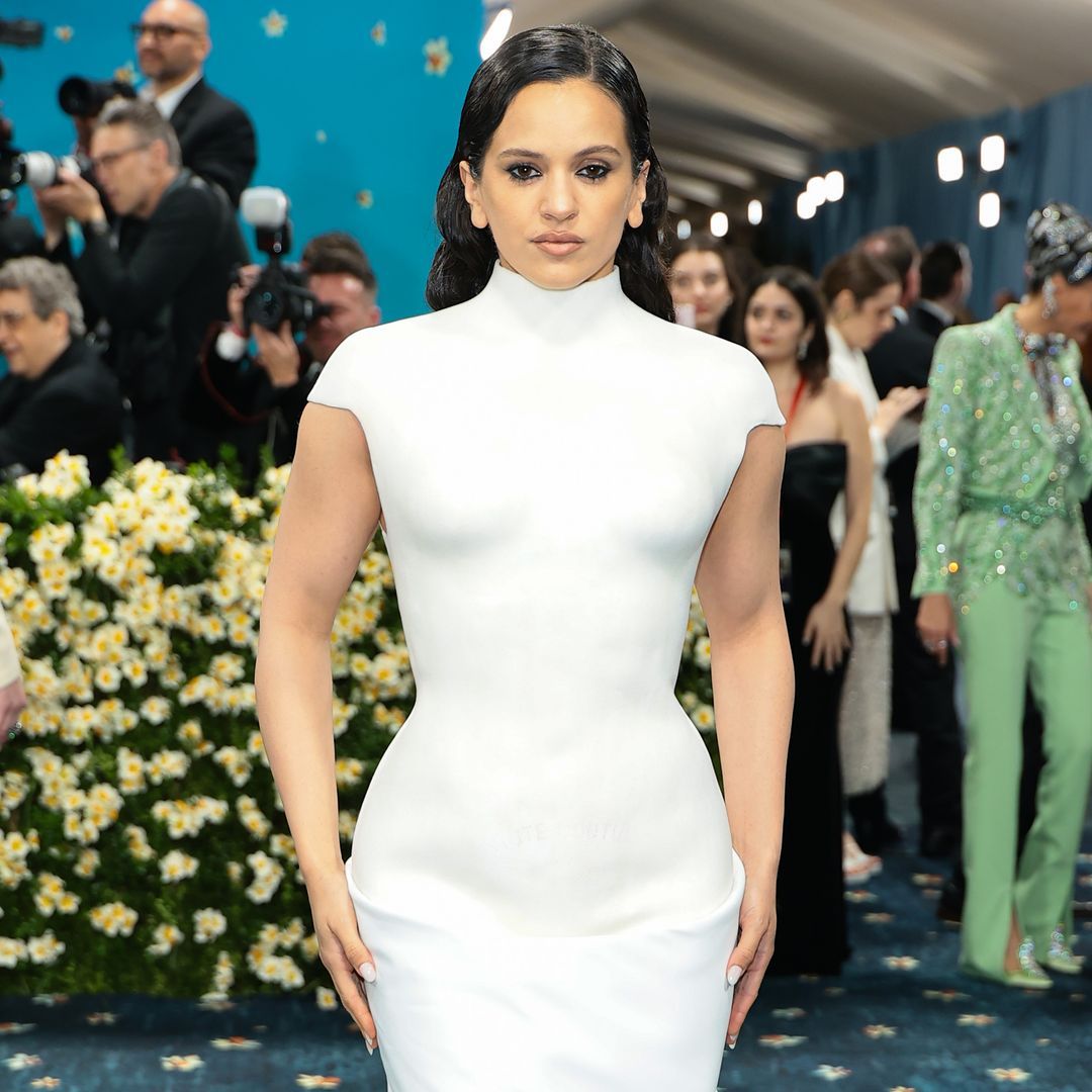 Nueva York, Nueva York - 05 de mayo: Rosalãa asiste a la Gala Met 2025 Celebrating