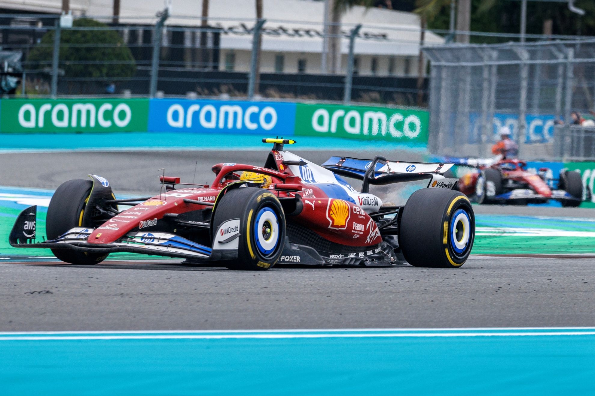 Lewis Hamilton y Charles Leclerc durante el desarrollo del GP de Miami 2025.