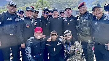 Oficiales de Policía y Militares que