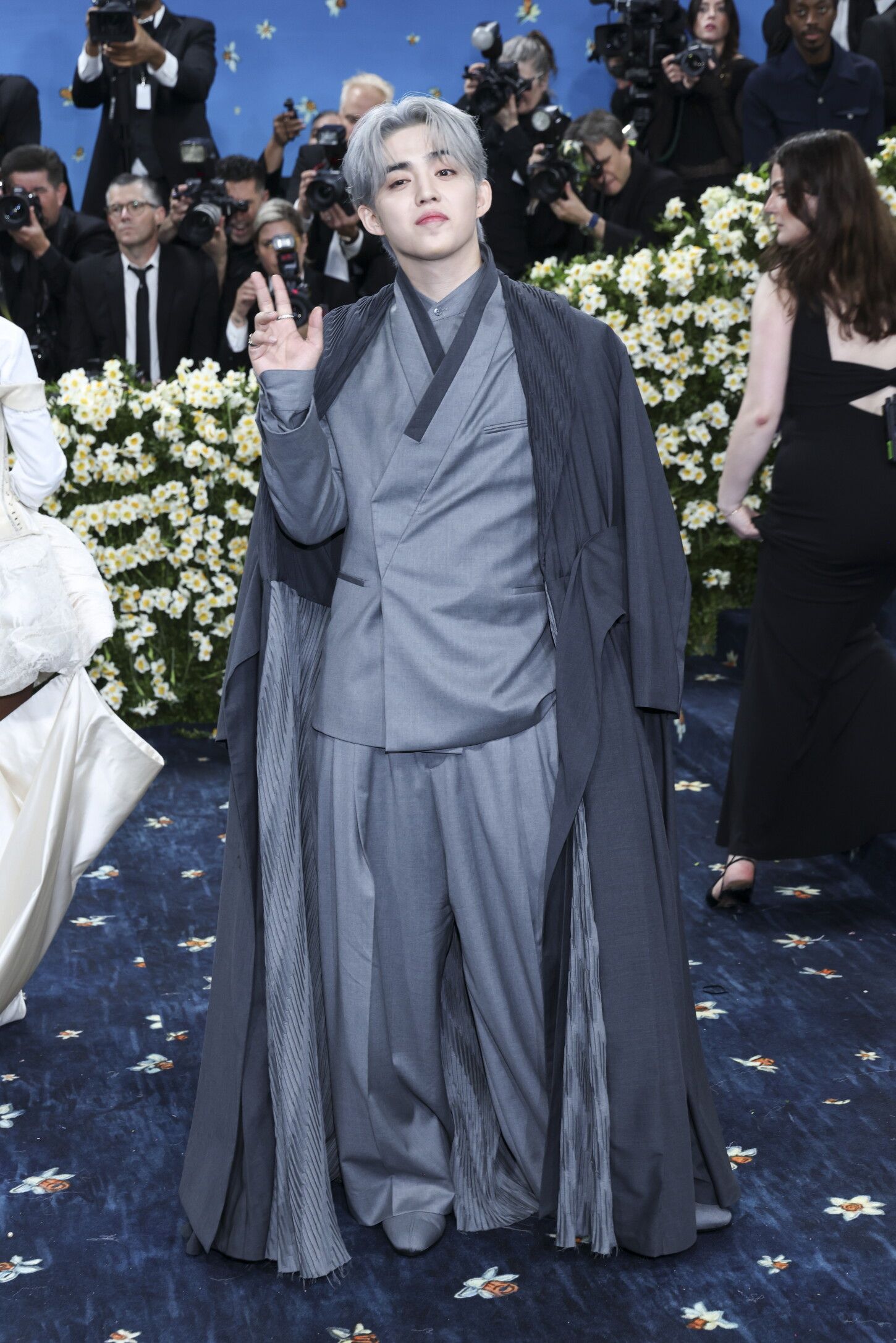 Con Gala 2025 S. Coups, de diecisiete años, desfiló para la alfombra azul de la Gala Met 2025 este lunes en Nueva York.