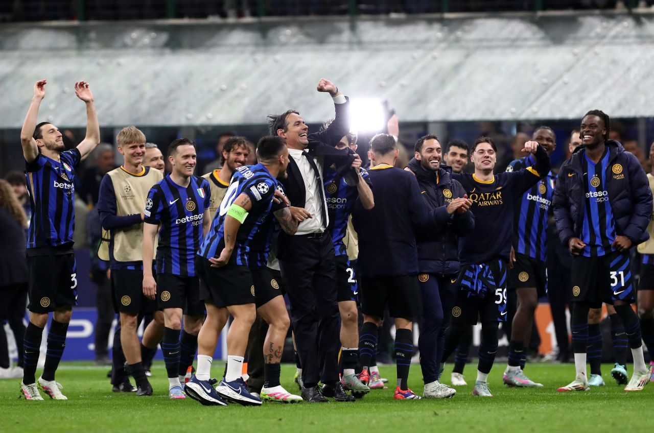 Simone Inzaghi, entrenador de FC Internalse, celebra con sus jugadores al final del juego.