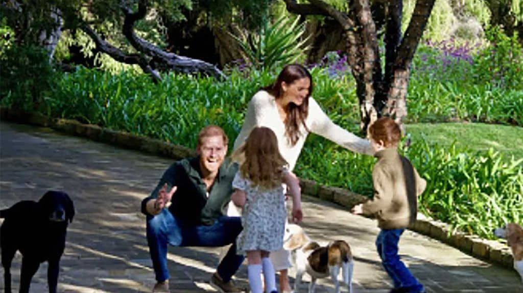 Harry y Meghan con sus hijos, Archie, cinco años, y Lilibey, tres.