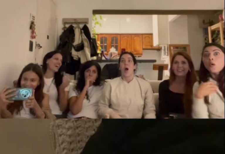 El grupo de amigos se volvió loco al ver la bofetada que golpeó a Carla Peterson. (Captura: tiktok/@vir__lopez)