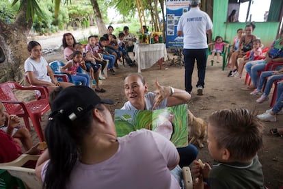 Patricia Uribe muestra un libro infaltil durante una actividad fortulee.