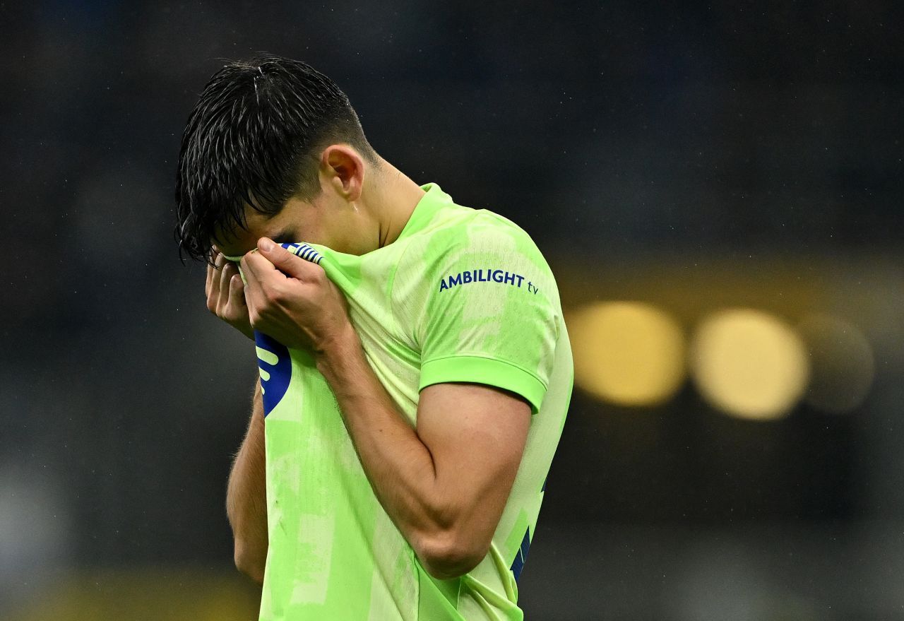 Gerard Martin del FC Barcelona mira hacia abajo después de la derrota.