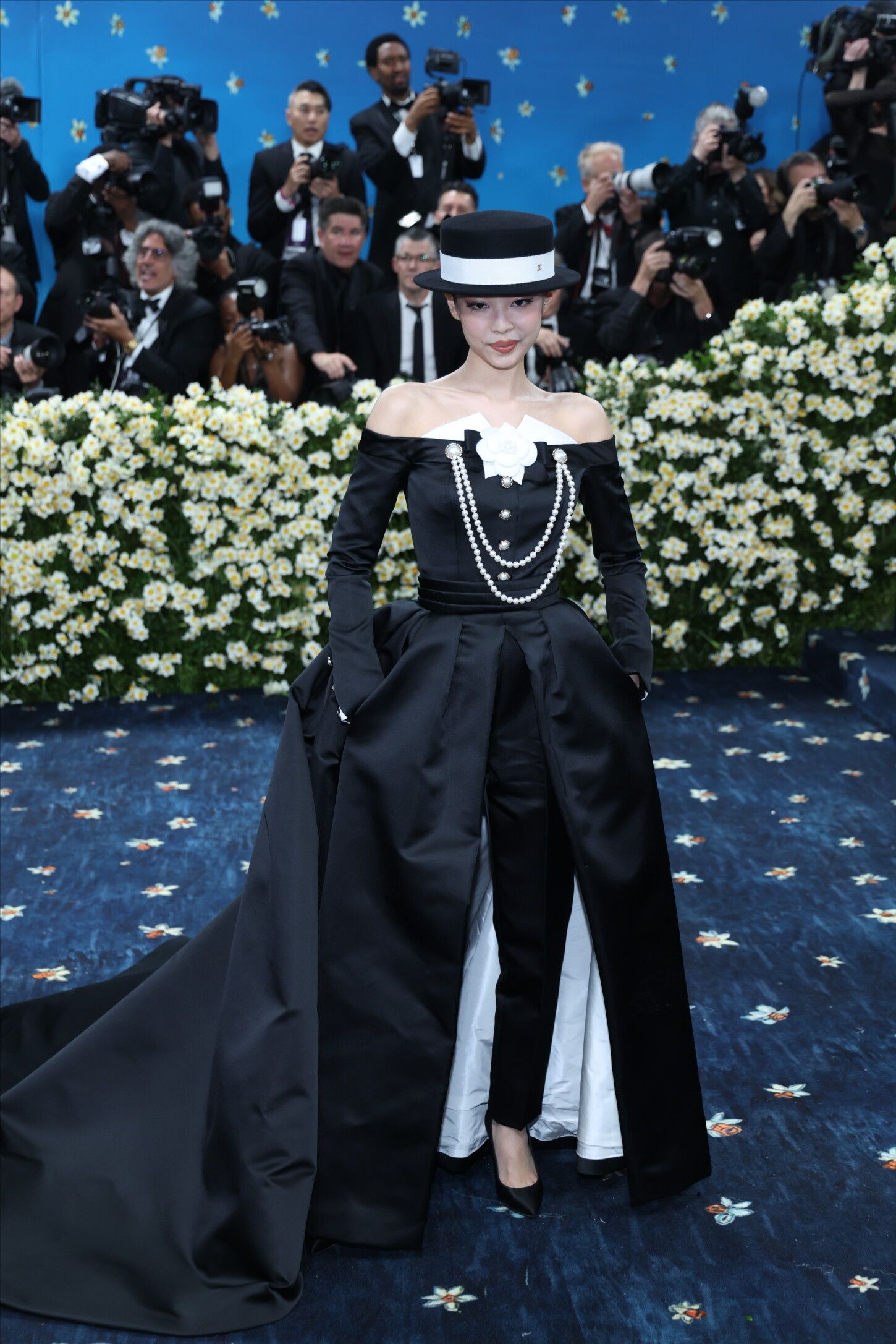 Con Gala 2025 Jennie, de Blackpink, desfiló para la alfombra azul de la Gala Met 2025 este lunes en Nueva York.