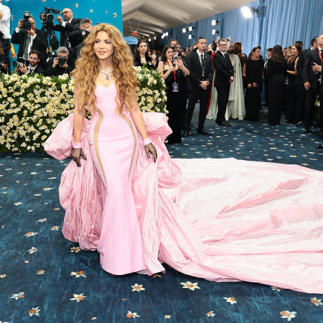 Shakira desfiló para la Gala Met con un aspecto pastel