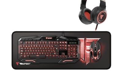 Este lote incluye periféricos como el mouse, el teclado o los auriculares diadémicos.