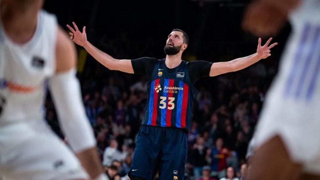 Mirotic celebra algunos puntos anotados en un partido del Barça de Jasikevicius
