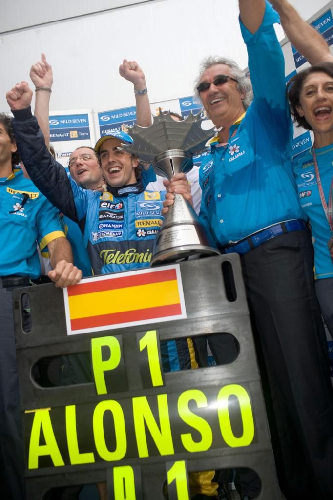 Fernando Alonso felicitado por Briatore - 20050320
