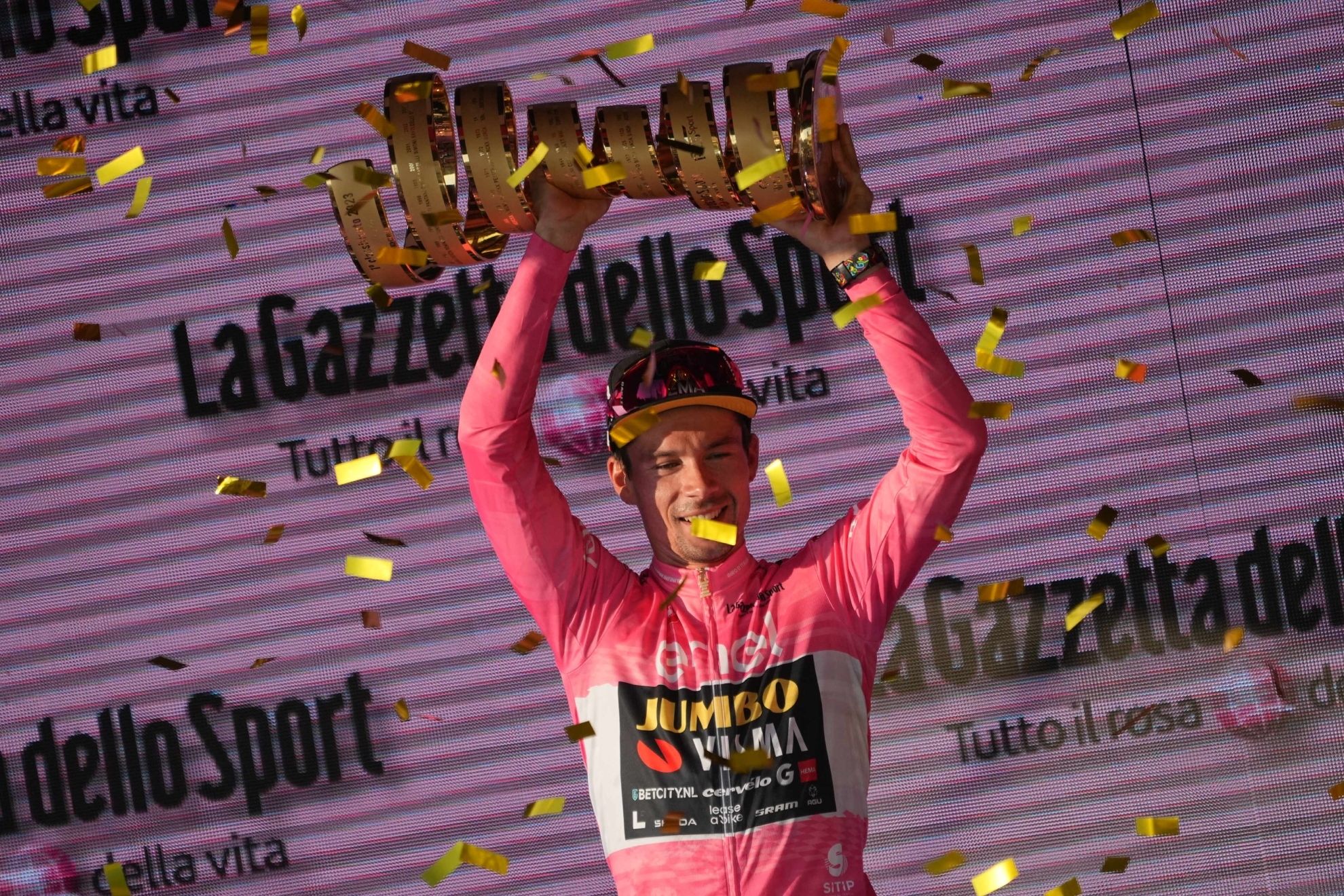 Primoz Roglic levanta el Trofeo Senza Fine después de ganar el turno italiano.