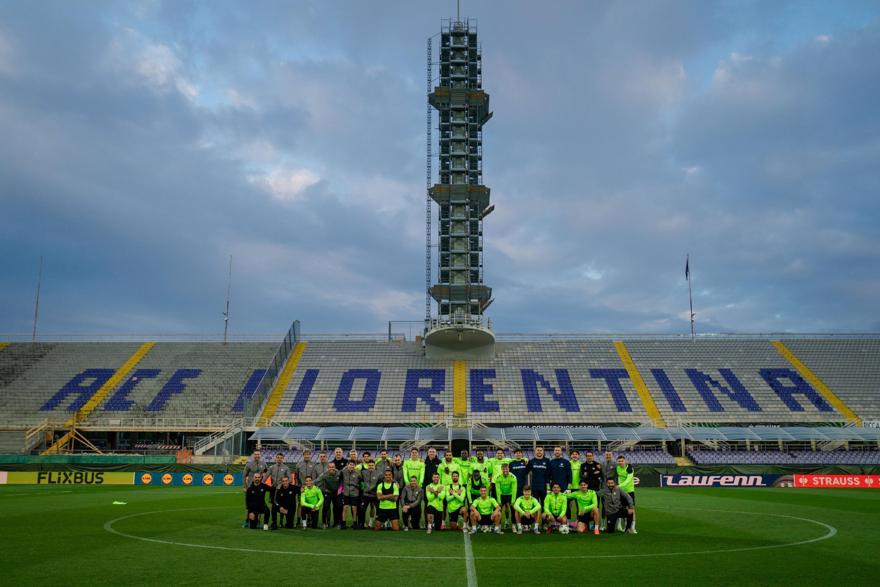 Betis Family Photo A Artemio Franchi