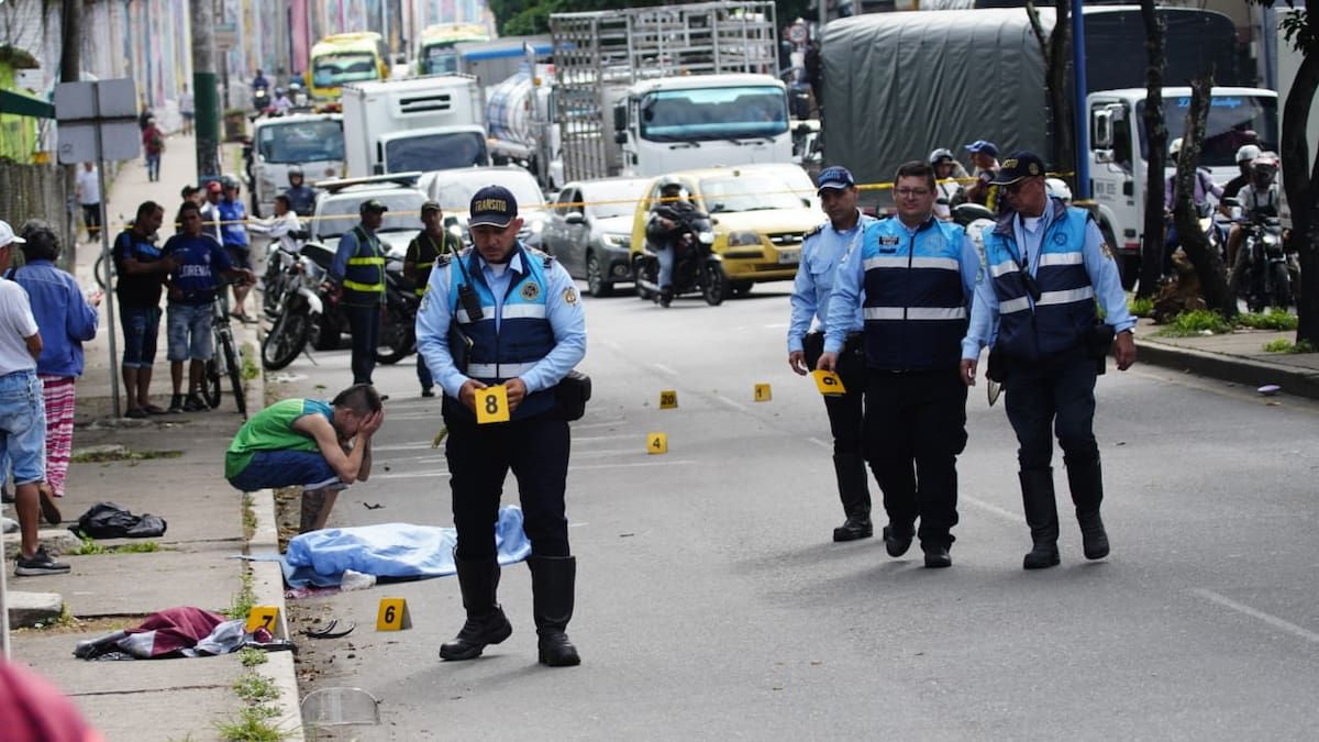 Las unidades de criminalística de tráfico de Bucaramanga llevaron a cabo la inspección técnica del sitio y levantaron el boceto. Fotografías: Marco Valencia/Vanguardia.
