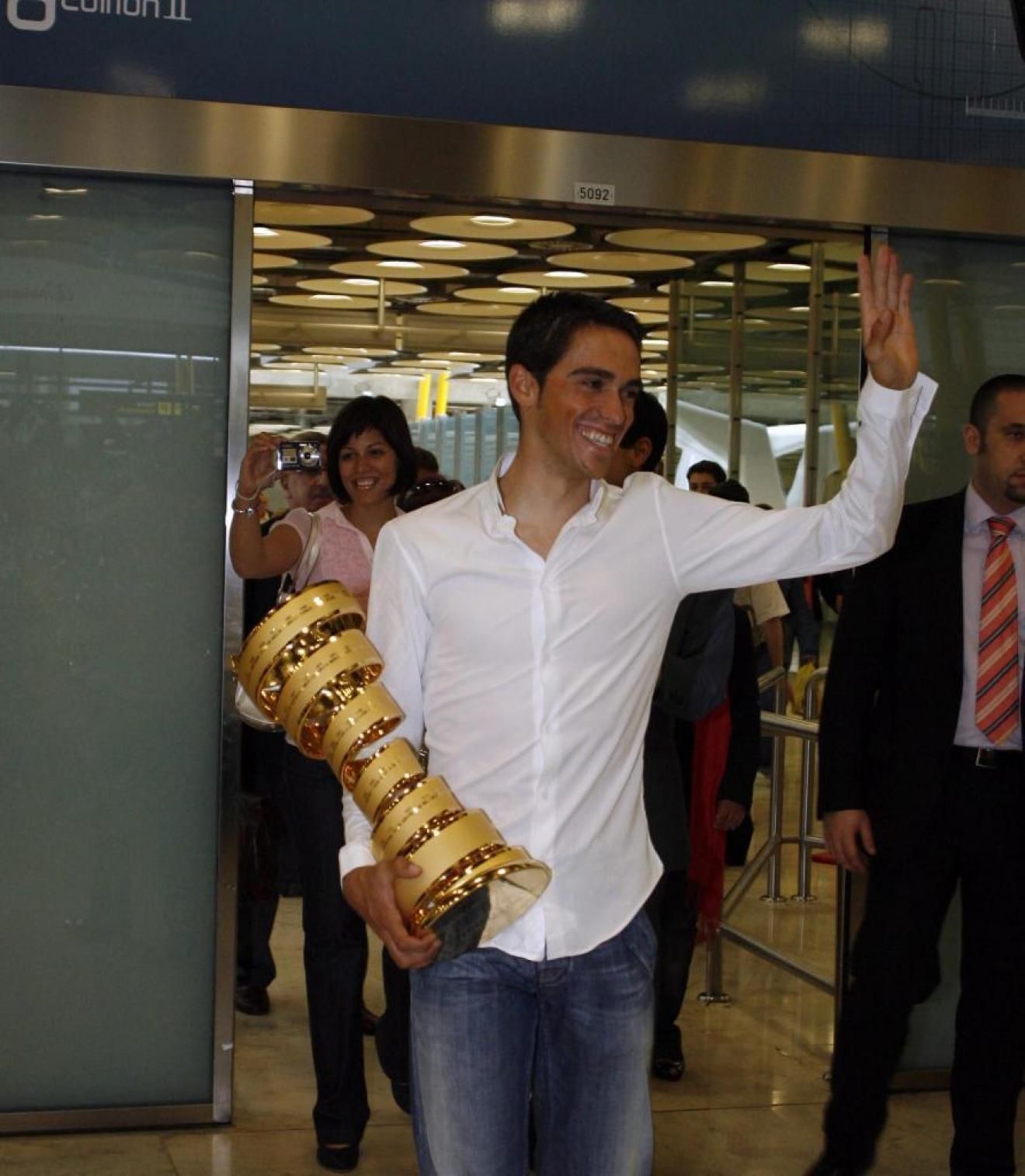 Contador de Alberto, llegando al aeropuerto de Madrid con su ganador del Giro.