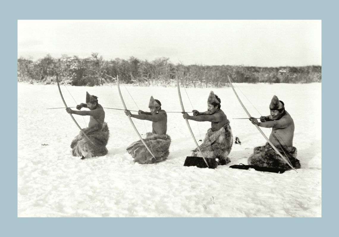 Disparo en posición ágil. Cazadores de Guanacos. Los arcos están hechos de madera de haya blanca y las flechas, talladas en madera amarilla de Michay. Selknam, 1919-1924.