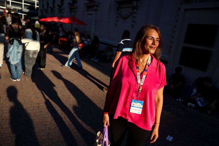 Claudia Álvarez, locutora de la Feria Internacional de Book Buenos Aires. Foto: Cristina Sille.