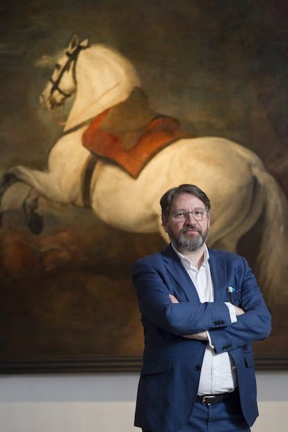 El director de la Galería de las Colecciones Reales, Víctor Cageao, frente al 'Caballo Blanco', de Velázquez, que se exhibe en el museo, después de la entrevista con El País, el 4 de abril.