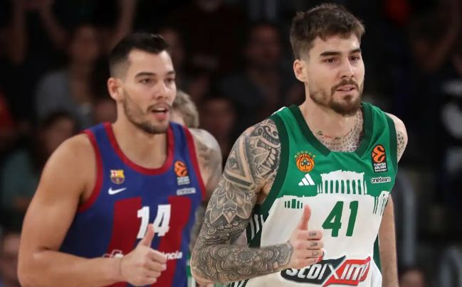 Juancho y Willy, la temporada pasada, cara a cara en un Panathinaikos - Barça