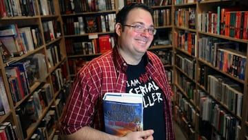 Sanderson sonriendo