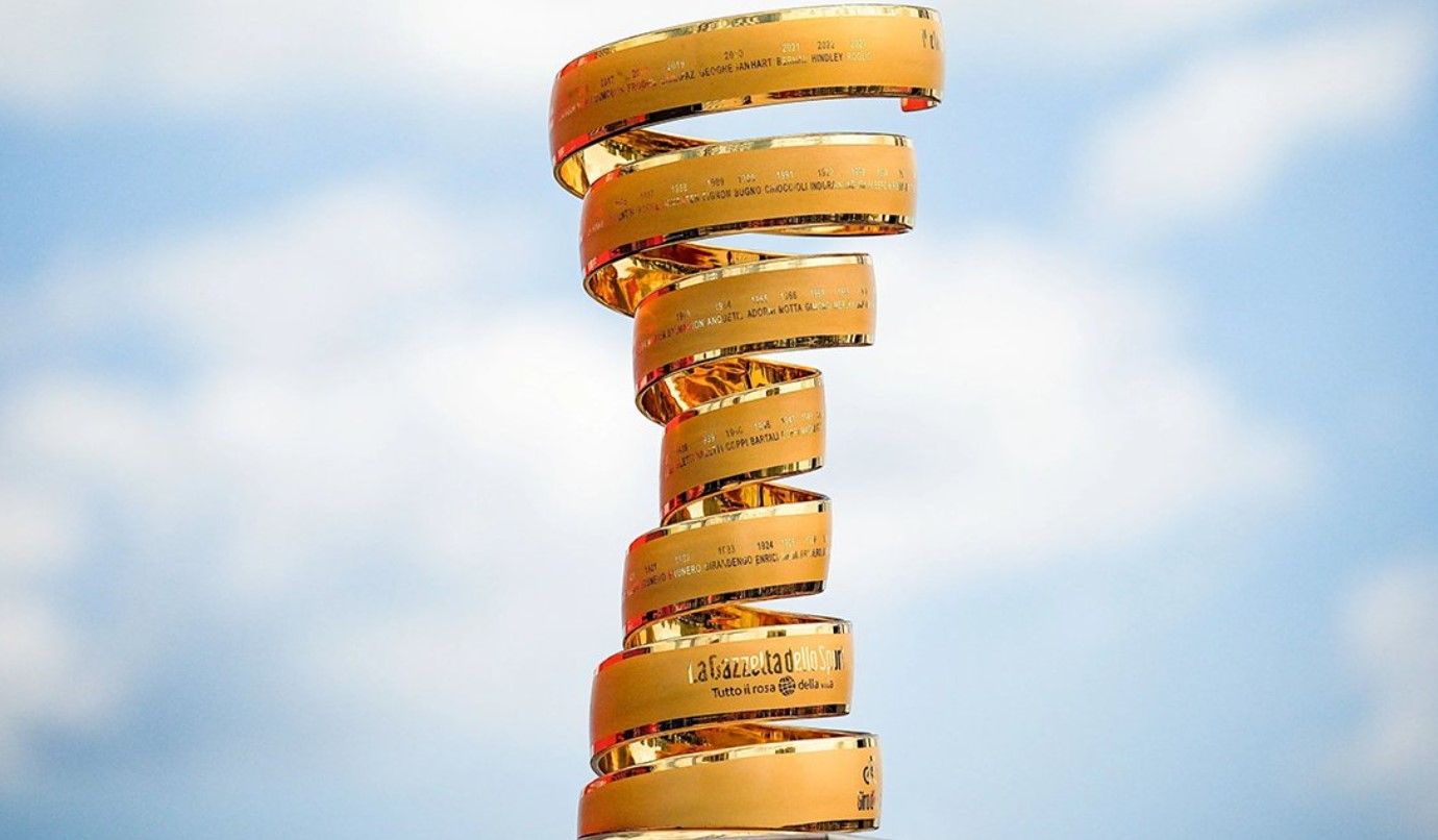 El precioso trofeo Senza Senza que se entrega al ganador del Giro