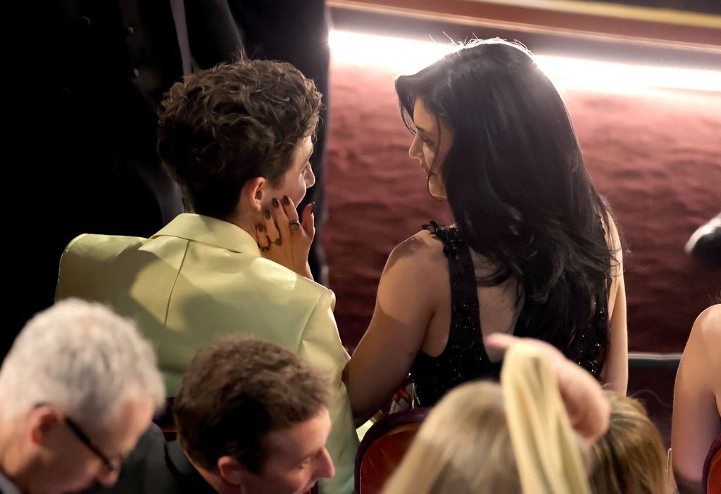 Kylie Jenner toma dulcemente la mejilla de Timothée Chalamet antes del inicio del Oscar 2025.