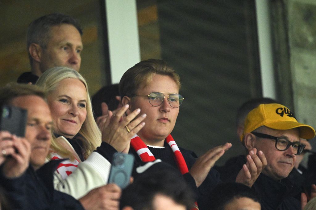 Noruega Mette-Marit y Sverre Magnus en Noruega en un partido de la Europa League