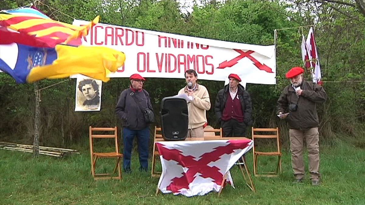 Acto de memoria de los carlistas a Ricardo García y Aniano Jiménez, asesinados en Montejurra en 1976. Imagen: Eitb Acto de memoria de los carlistas a Ricardo García y Aniano Jiménez, asesinados en Montejurra en 1976. Imagen: Eitb