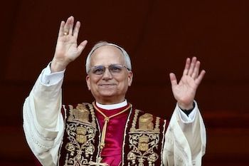 El Papa Leo XIV saluda