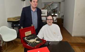 Charly García dio un álbum y la letra de dos canciones al Instituto Cervantes Charly García dio un álbum y la letra de dos canciones al Instituto Cervantes