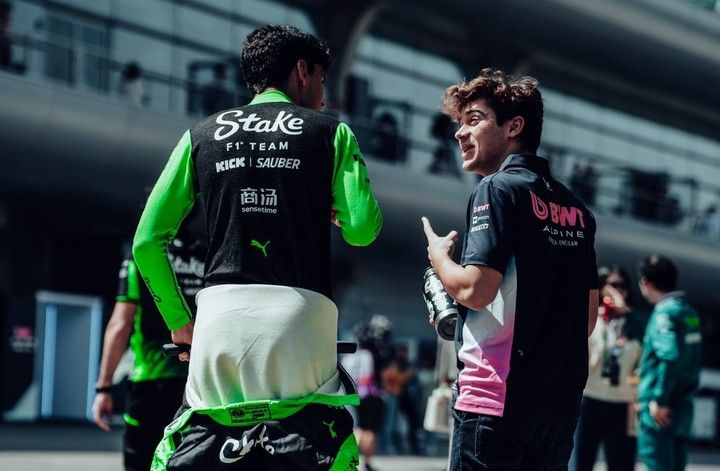 Franco Colapinto Junto a Gabriel Bortoleto, El piloto Brasilño de Sauber. (@stakef1team_ks)