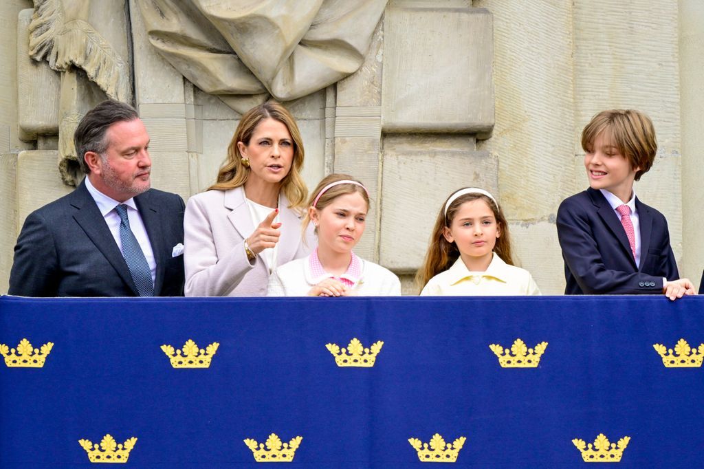 Point de Vue Out Credit obligatorio: Foto de Shutterstock (15277131h) Princesa Madeleine, Chris O'Neill, Princesa Leonore, Príncipe Nicolás, Princesa Adrienne durante las celebraciones del 79 cumpleaños del Rey Sueco en el patio del Palacio Real en Stockholm, Sueco. Celebraciones de cumpleaños del rey Carl Gustaf, Estocolmo, Suecia - 30 de abril de 2025 *** Título local ***.