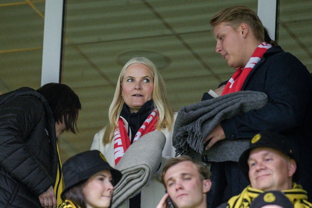 Noruega Mette-Marit y Sverre Magnus en Noruega en un partido de la Europa League