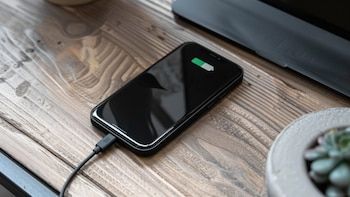 Cargar la batería del teléfono celular