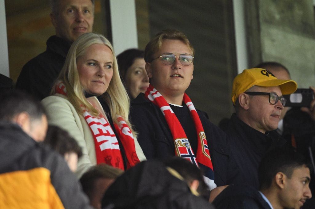 Noruega Mette-Marit y Sverre Magnus en Noruega en un partido de la Europa League
