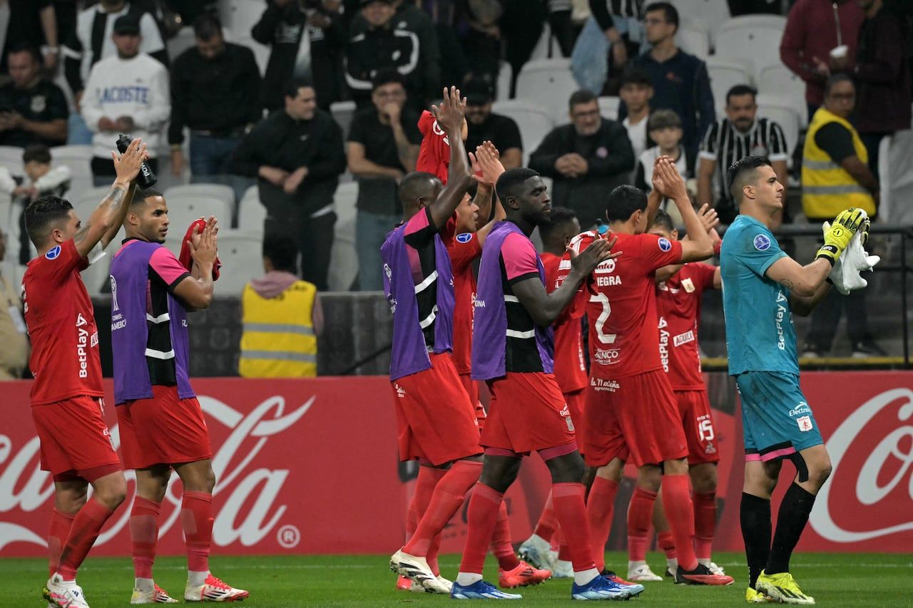 Los jugadores de América de Cali celebran su empate durante el partido de fútbol de la Copa Sudamericana Group Stage Football entre los Corintios de Brasil y América de Cali de Colombia en el Neo Quimica Arena Estadio en Sao Paulo, Brasil, el 6 de mayo de 2025. (Foto de Nelson Almeida / AFP)