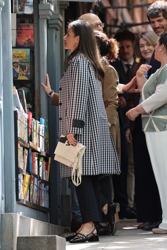 Queen Letizia visita la feria permanente del libro de Madrid â €