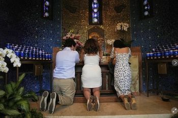 Chicago celebra con entusiasmo, oraciones