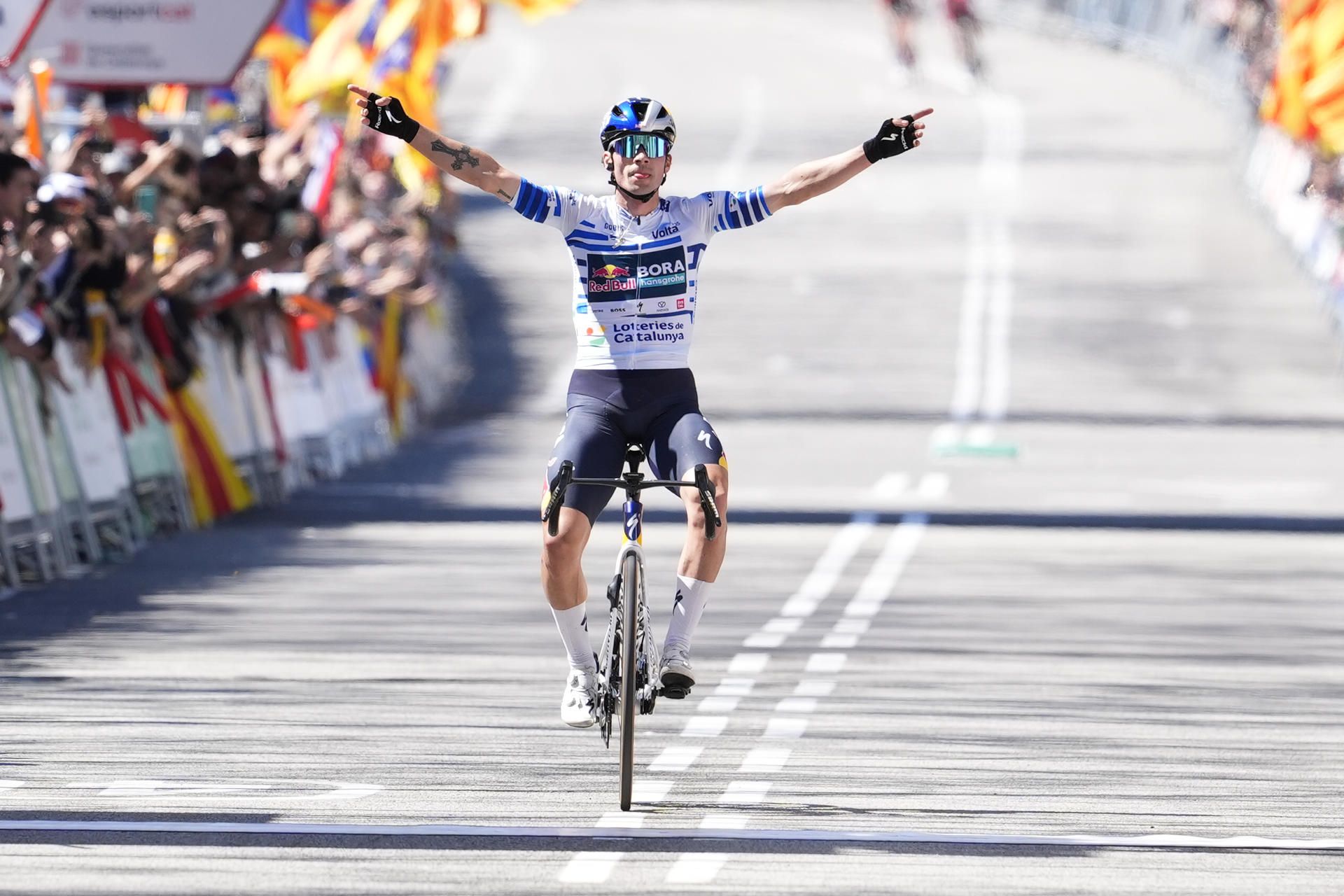 Primoz Roglic celebra el triunfo final en Volta a Cataluña