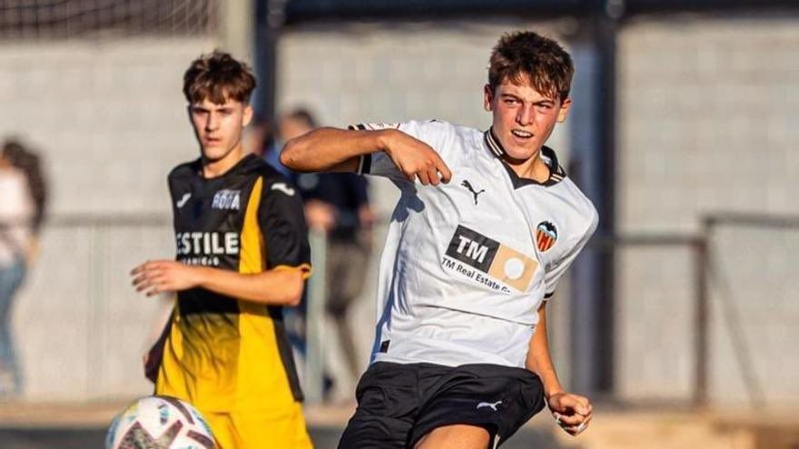 Javi Tena durante un partido juvenil de Valencia.